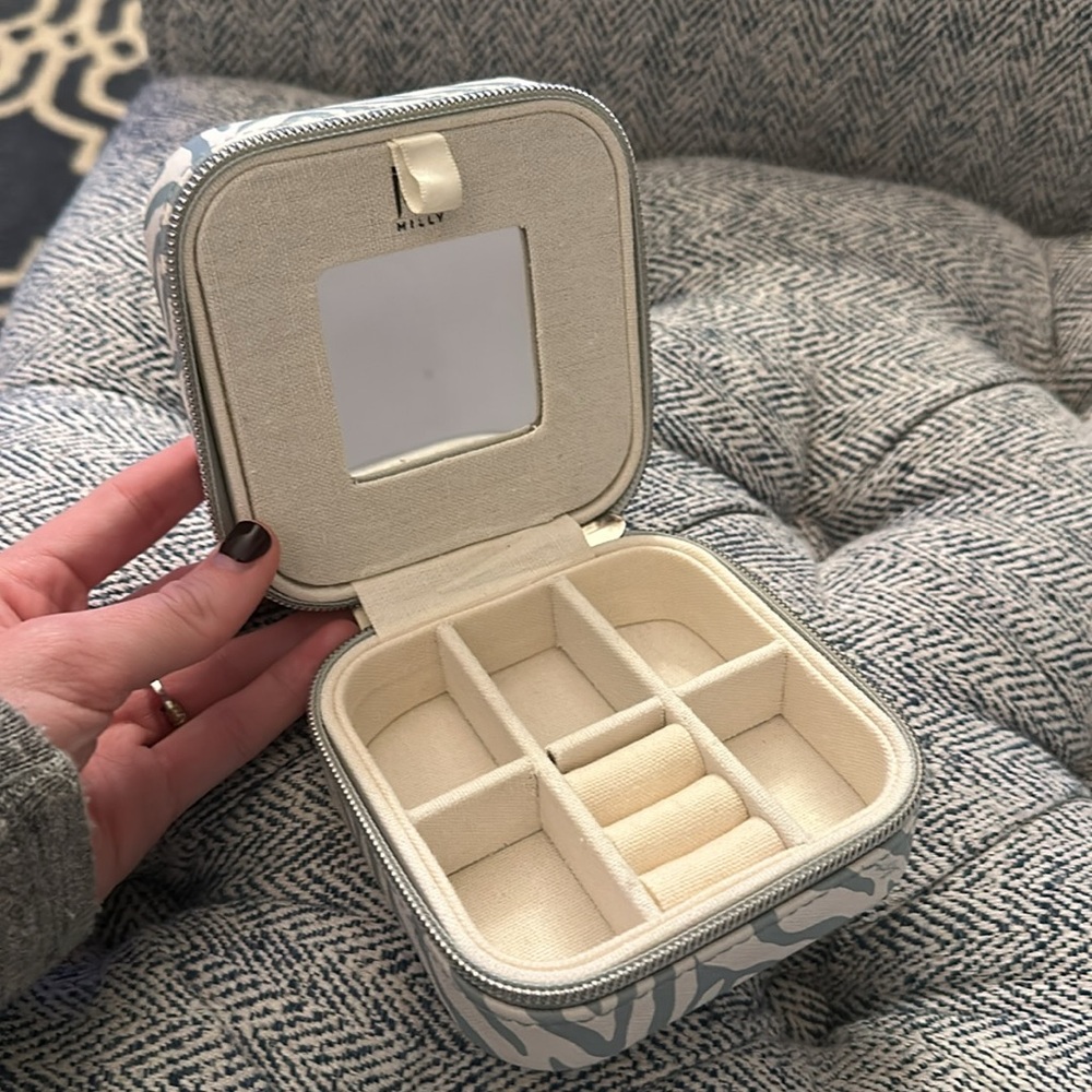 Super cute travel jewelry case